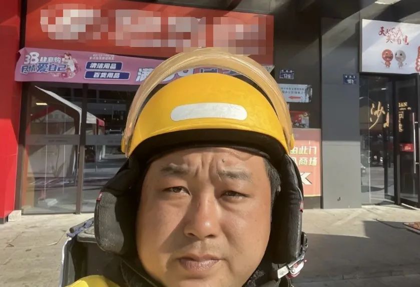 郑慧自拍照为机敏的外卖小哥点赞!海量资讯,精准解读,尽在新浪财经app