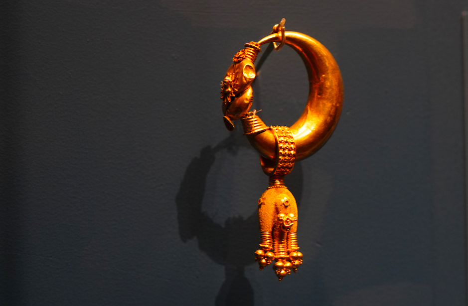 水蛭形状装饰和垂饰组合而成的金耳环