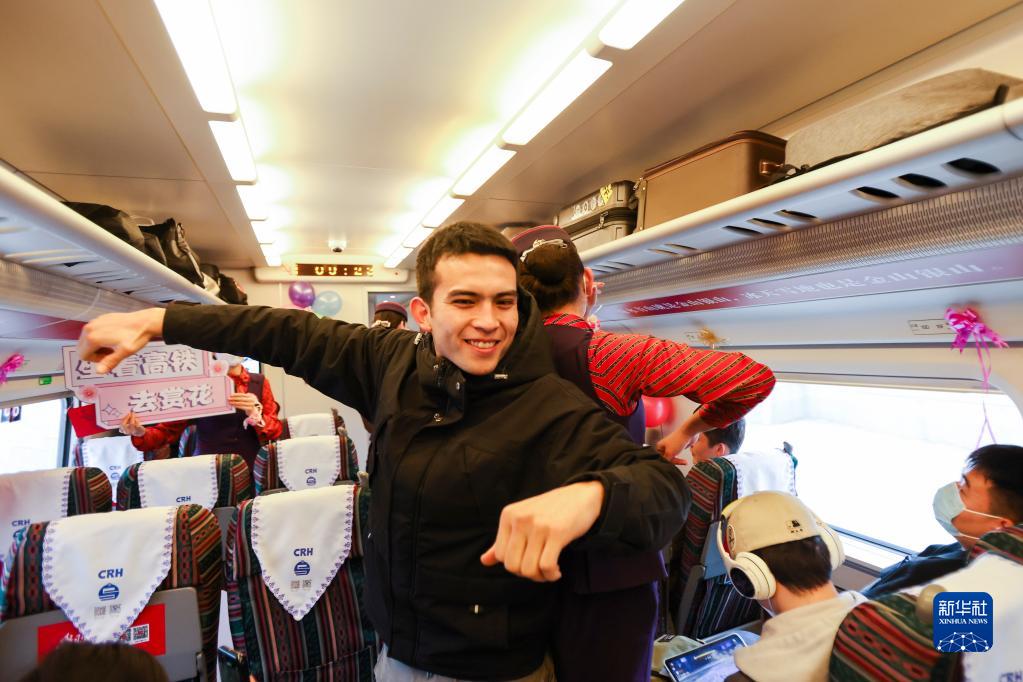 新疆铁路开通"杏花号"高铁列车|高铁|列车|新疆铁路_新浪新闻