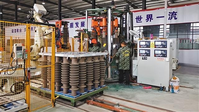 萍乡市金刚科技有限公司高温陶瓷辊棒生产线上,工人们忙着赶制订单.