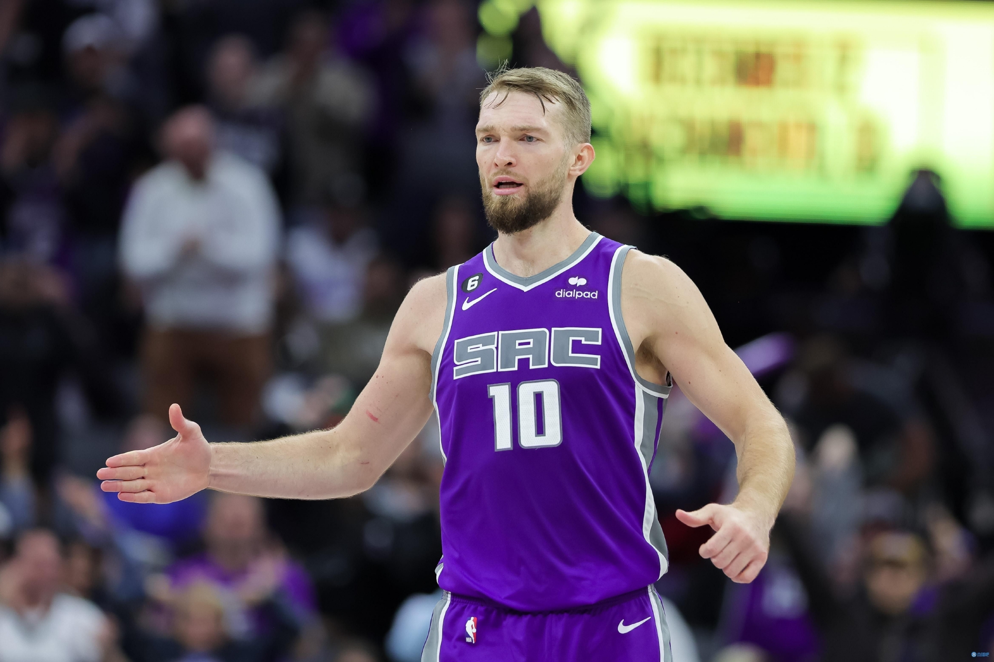 本场比赛,国王中锋萨博尼斯表现非常出色,出场38分钟14投8中,罚球9中8