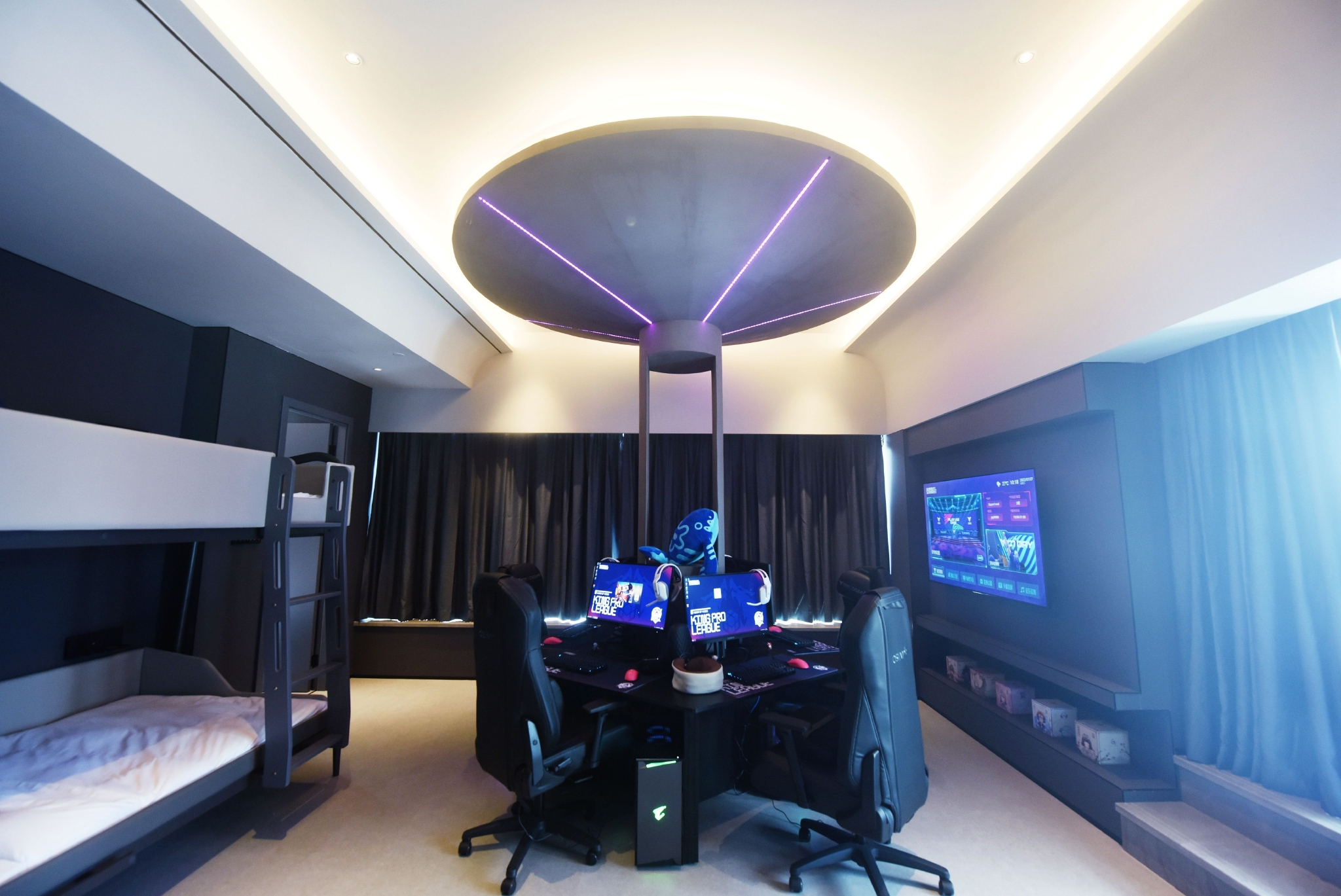 2022年7月27日,浙江杭州,西湖区一电竞主题酒店客房内的电竞游戏设备