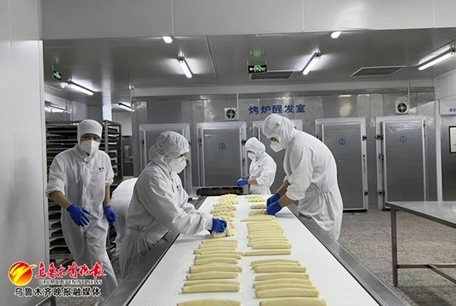 新疆桃李面包有限公司工人在车间生产面包.(资料图)