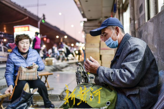 把修鞋当作非遗传承,52岁匠人坚守修鞋摊30年,很多远方顾客"慕名而来"