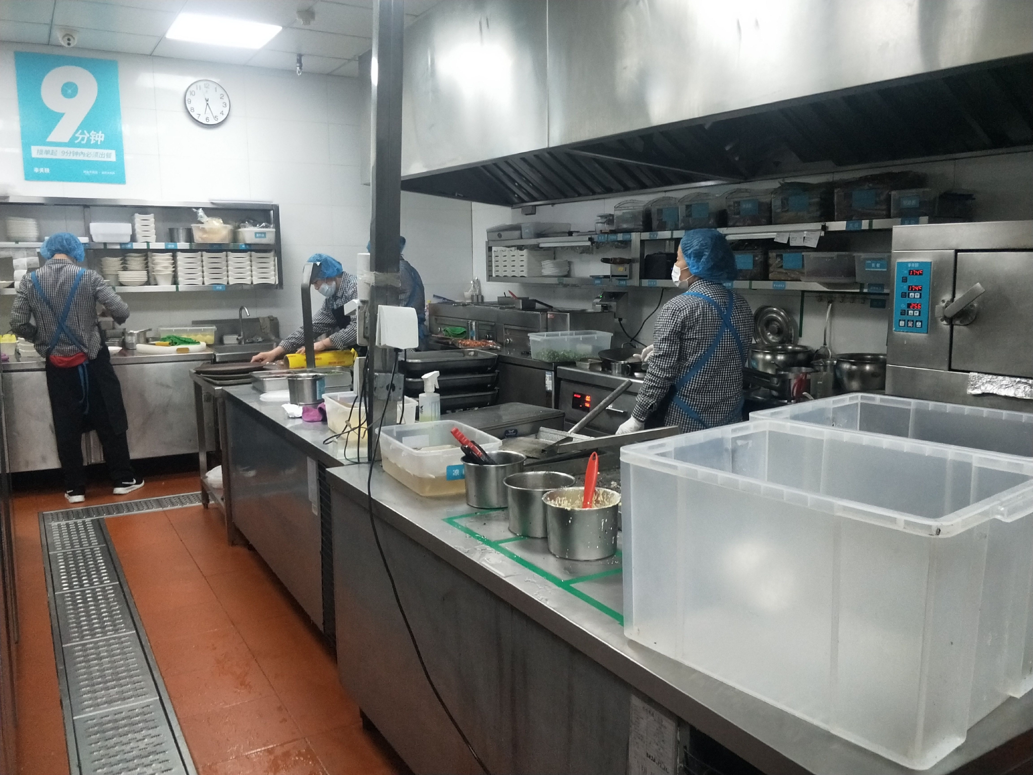 半天妖烤鱼后厨实行的是"快餐化"的加工流程,看不到明火,也不需要专业