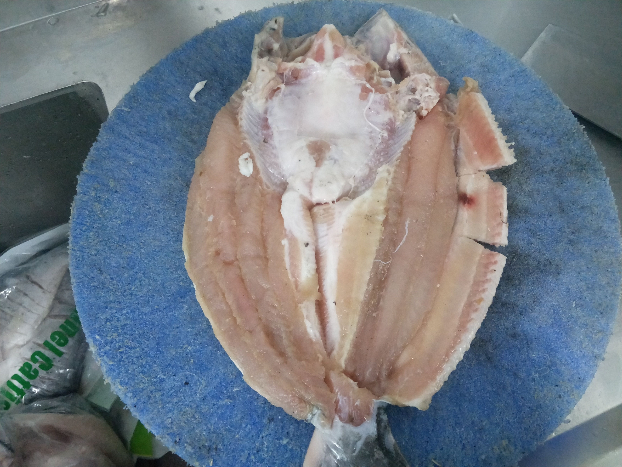解冻后的鱼保质期只有一天,而这条凌波鱼解冻后已经放了三天,鱼肉表面