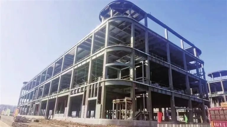 图为太忻标准化厂房钢结构主体工程封顶.