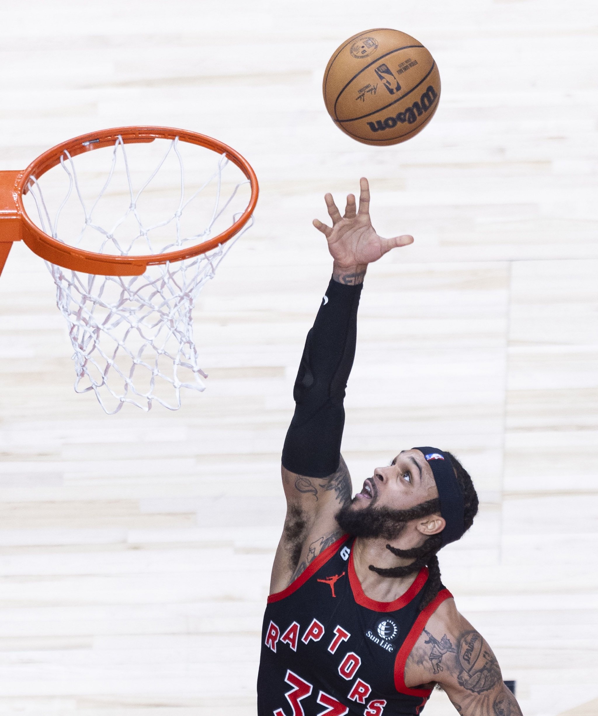 新华社发(邹峥摄)3月16日,猛龙队球员布歇(右)在比赛中上篮.