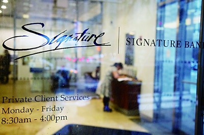 3月13日，客户在美国纽约市签名银行网点内等待办理业务。新华社发
