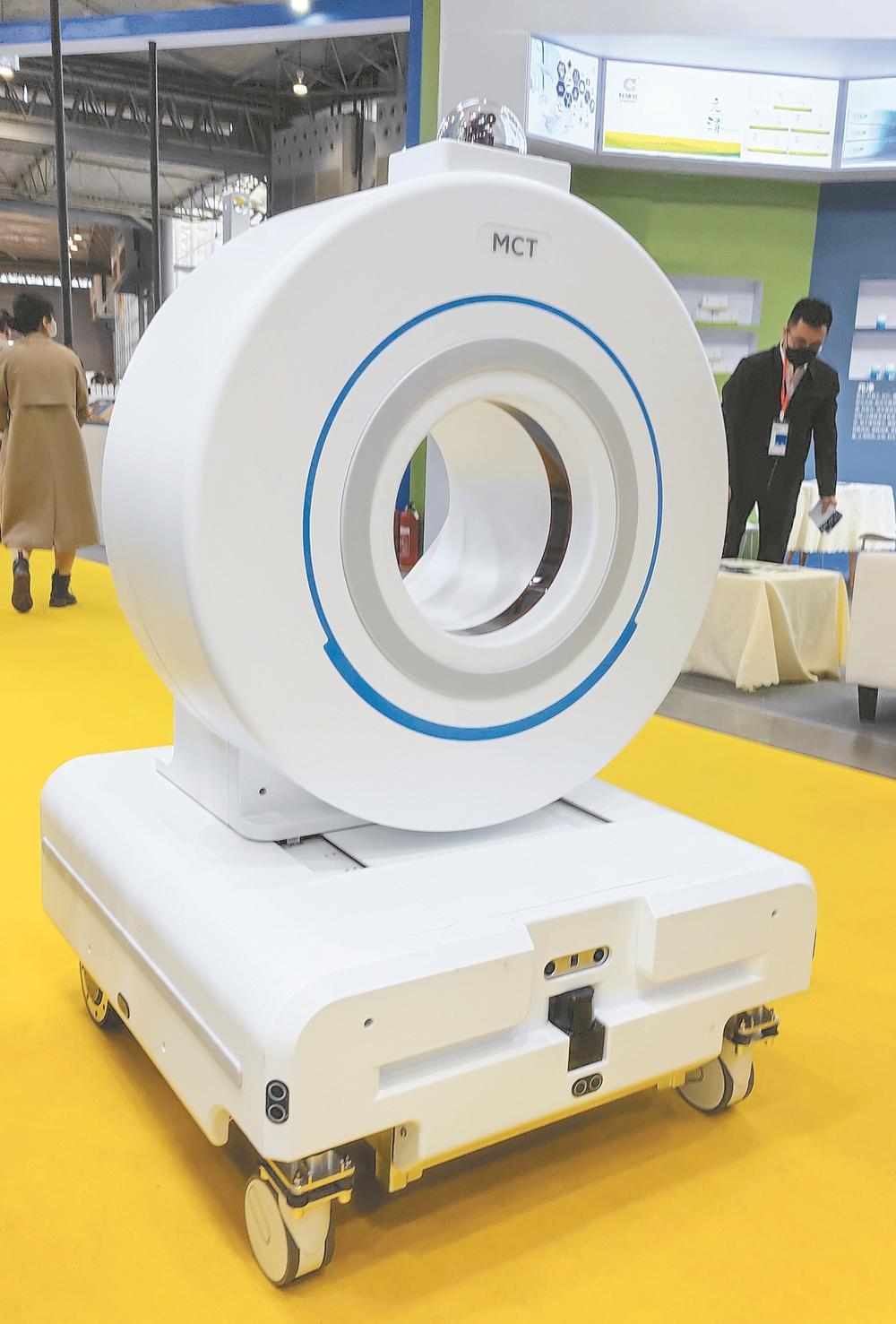 全球首台小型智能机器人移动ct在蓉亮相