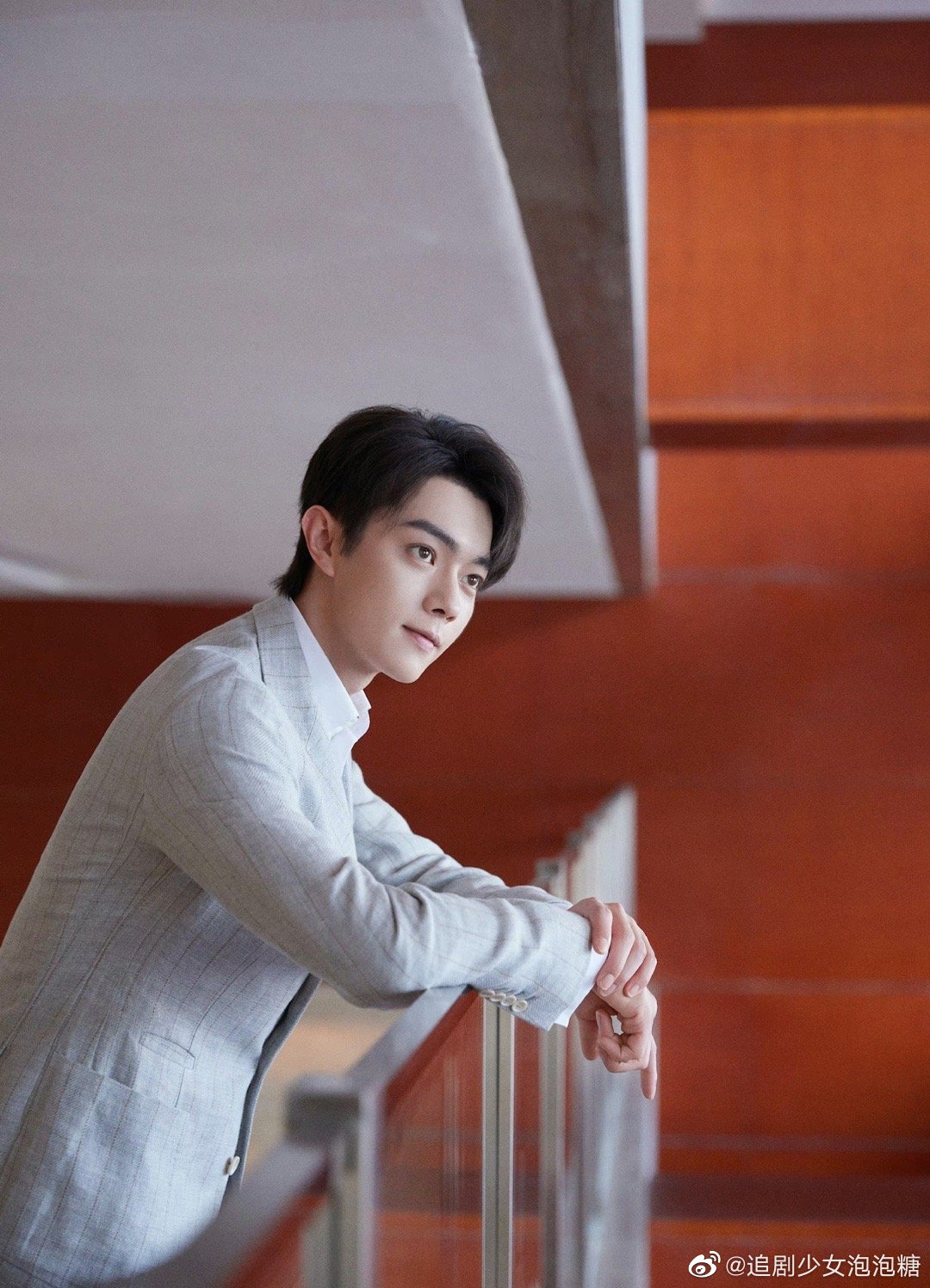 许凯的灰西装白衬衫大片9615 眼神专注气度不凡……|许凯|白衬衫