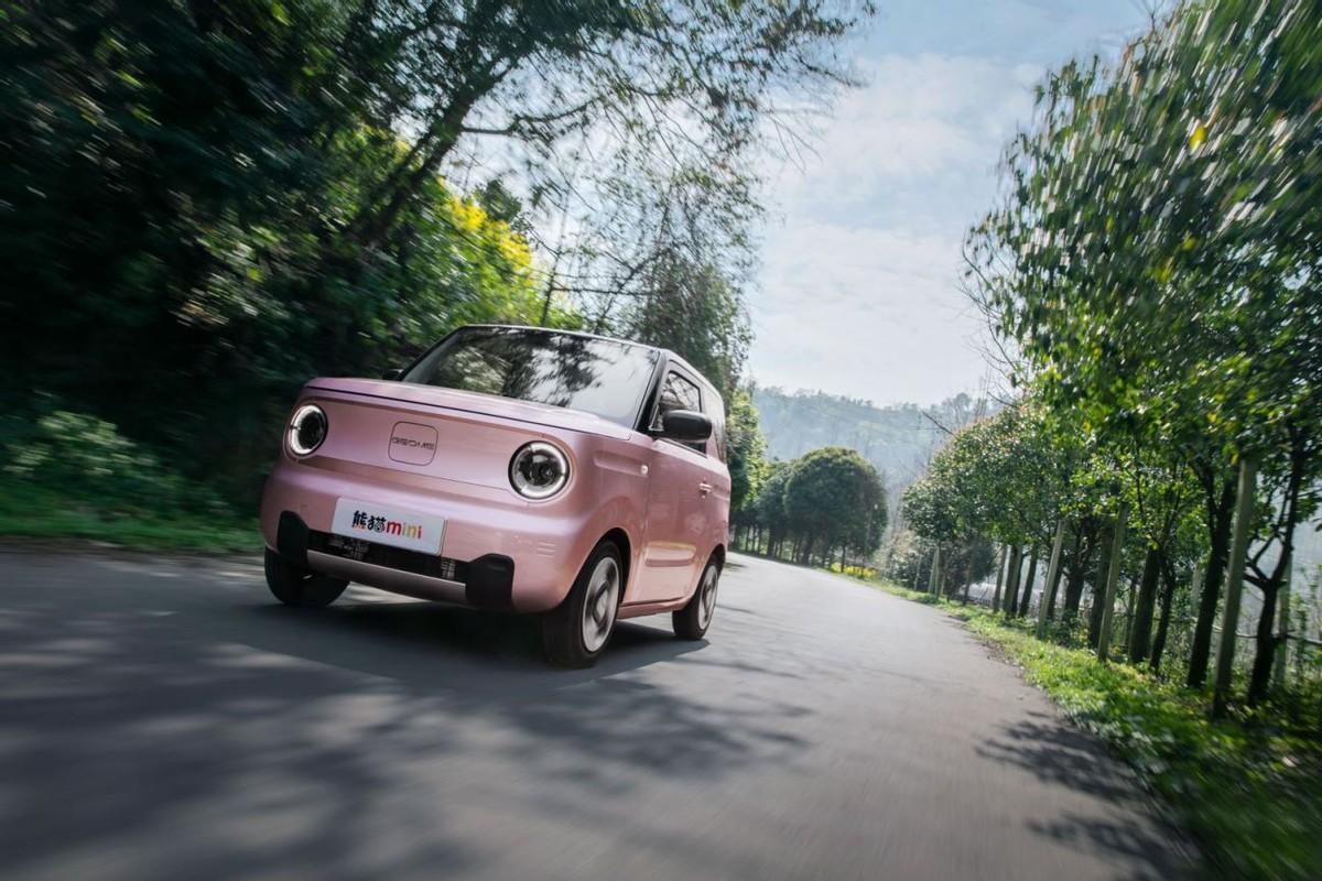 99万起,还有直流快充和全景天幕,试吉利熊猫mimi-新浪汽车