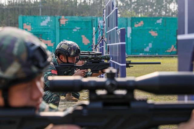 武警广西总队2023年度特战侦察专业集训中，狙击手正在进行射孔狙击。马腾飞/摄