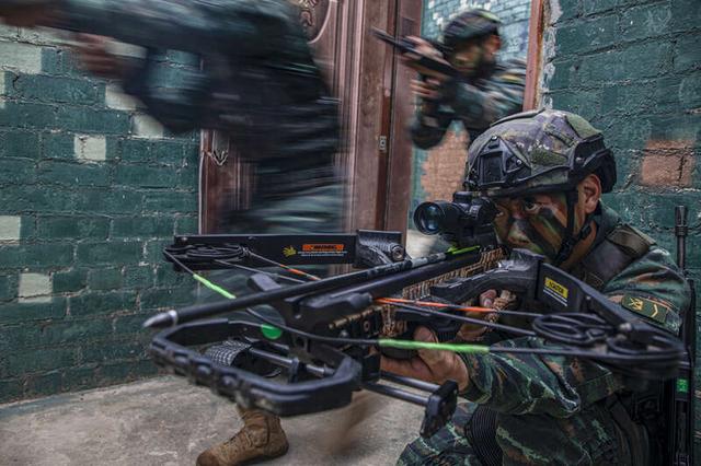 武警广西总队2023年度特战侦察专业集训中,弓弩手掩护战友追击目标。奎子清/摄