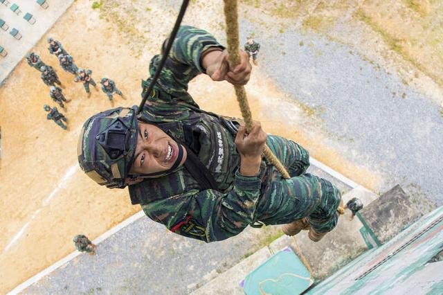 武警广西总队2023年度特战侦察专业集训中,特战队员进行18米抓绳上训练。奎子清/摄
