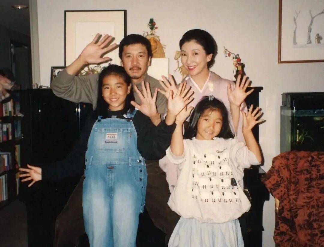 安藤樱与父亲奥田瑛二、母亲安藤和津、姐姐安藤桃子合影