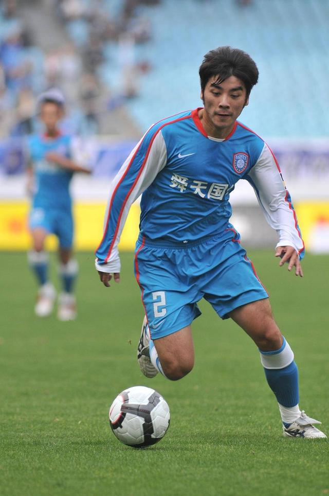 球员时期的曹睿作为一名足球从业者,曹睿不仅仅没能更多地照顾好父母