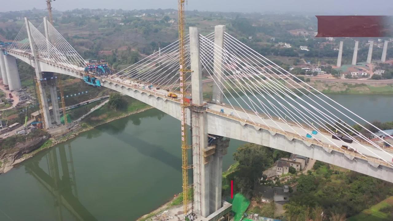 渝昆高铁泸州沱江特大桥主跨顺利合龙