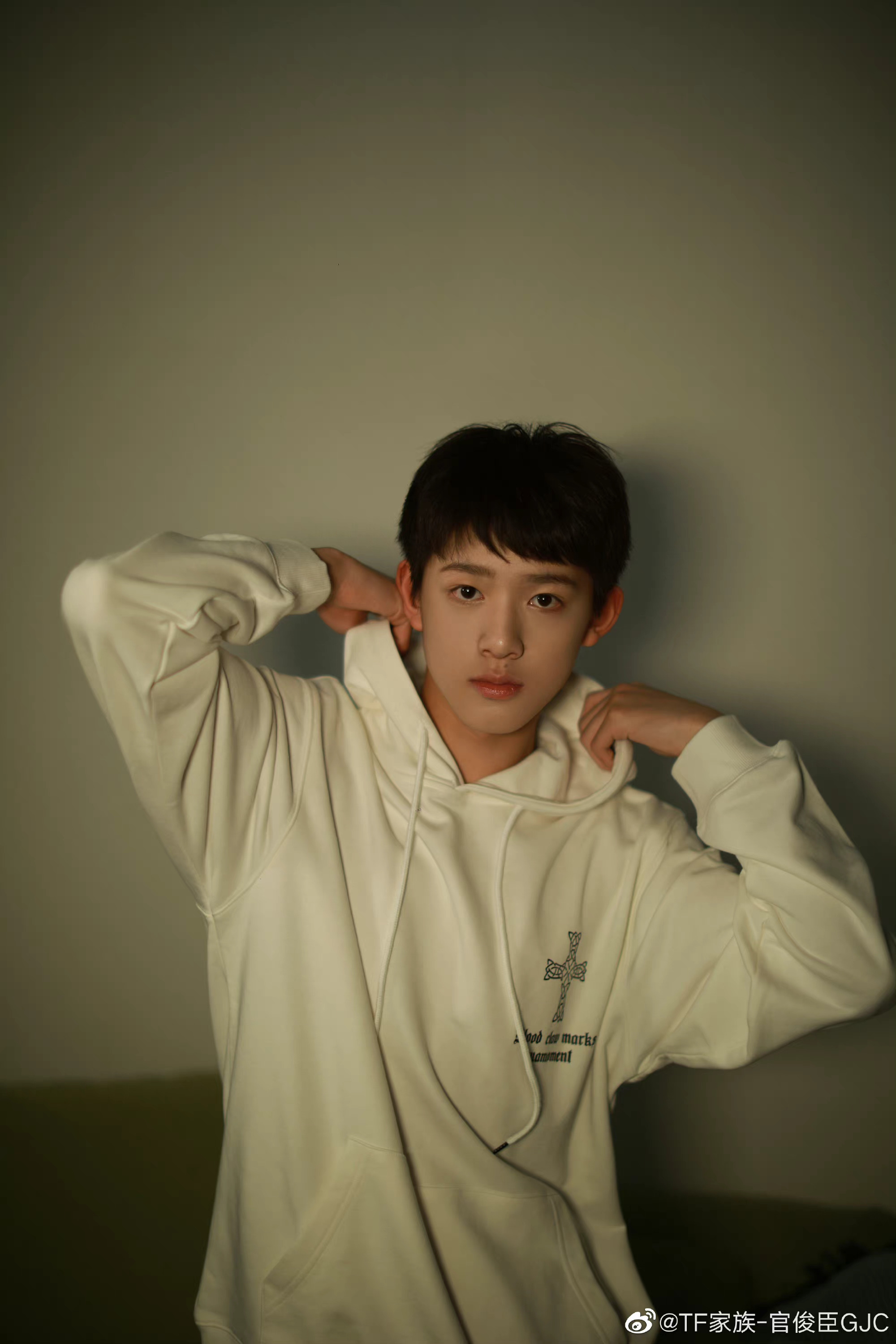 白色连帽卫衣77工装裤,官俊臣(居家少年版)随拍来袭滴!