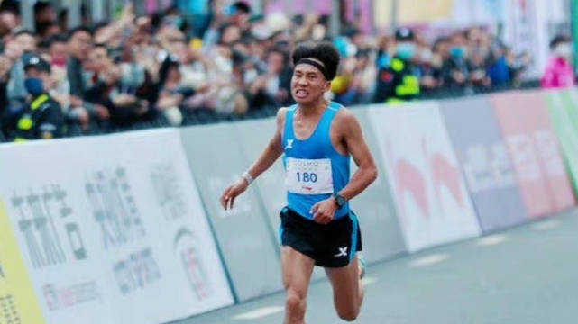 何杰打破男子马拉松全国纪录|何杰|马拉松|宁夏_新浪新闻