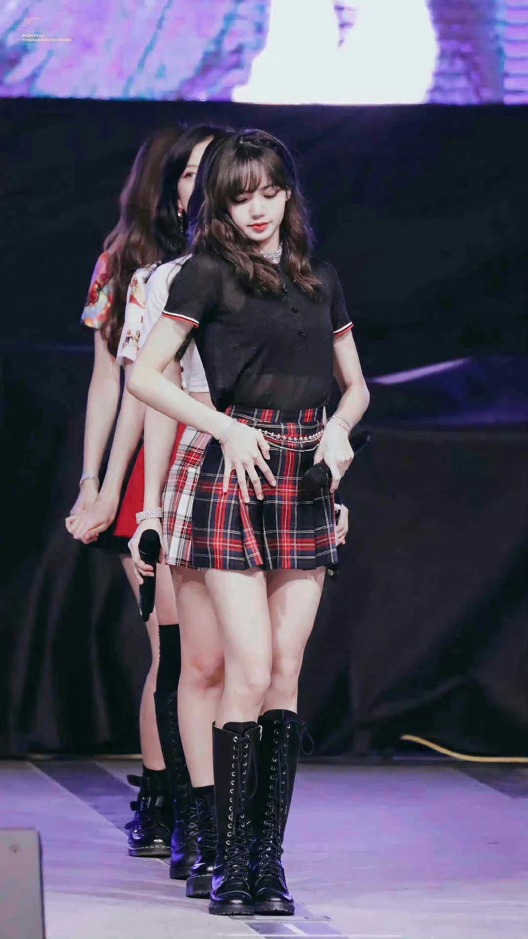 啊啊啊美女的身材比例真的绝绝子！|Lisa|演唱会_新浪新闻