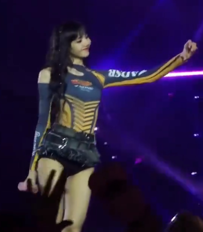 啊啊啊美女的身材比例真的绝绝子！|Lisa|演唱会_新浪新闻