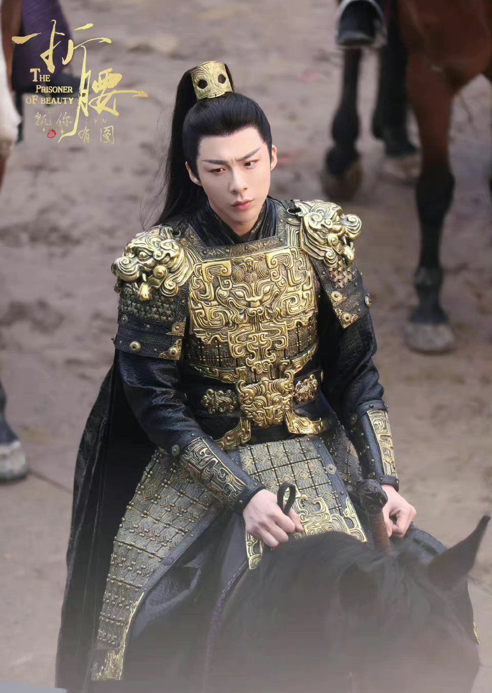 刘宇宁折腰路透来啦!金色铠甲造型也太帅了吧!好贵气!|刘宇宁|铠甲|金色_新浪新闻
