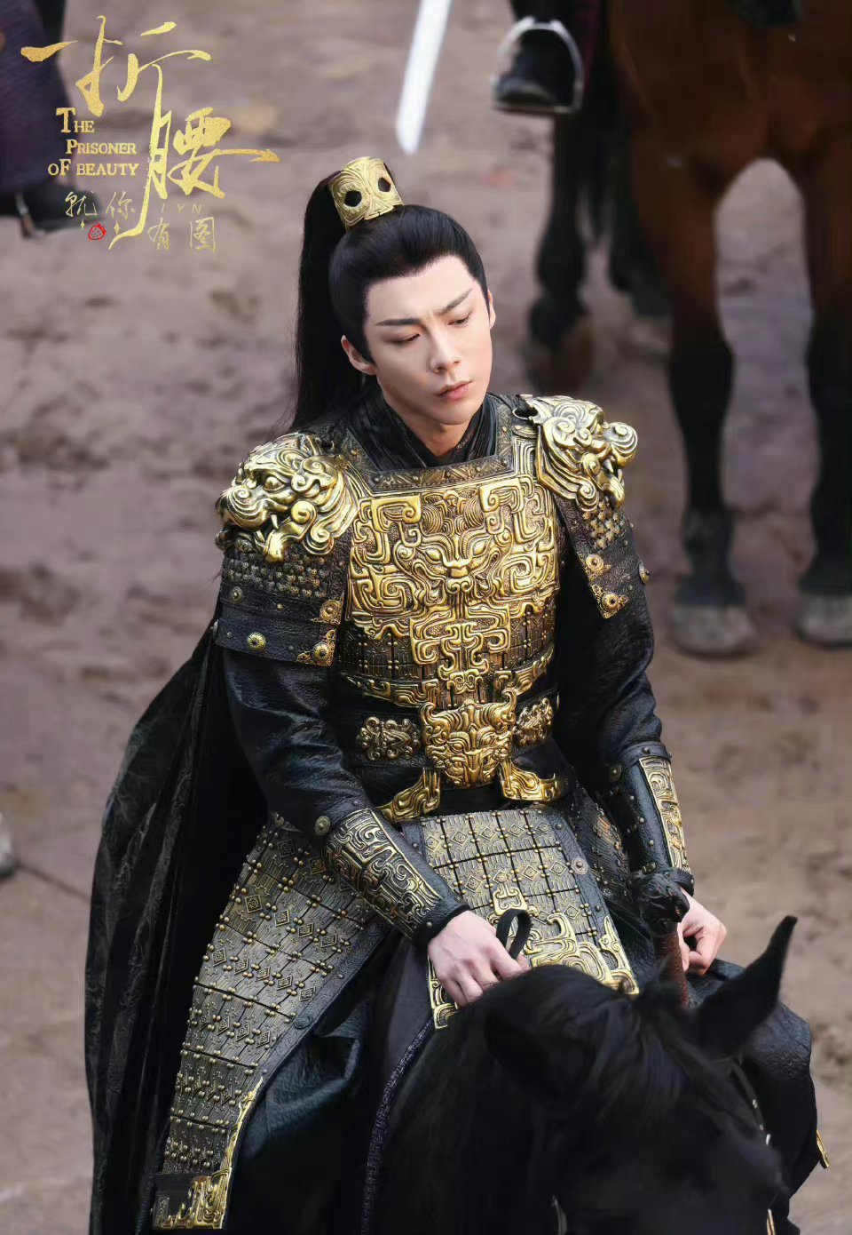 刘宇宁折腰路透来啦!金色铠甲造型也太帅了吧!好贵气!|刘宇宁|铠甲|金色_新浪新闻