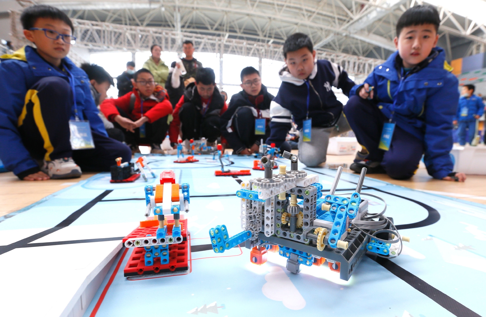 3月19日,青岛市即墨区的学生在参加"机器人冰雪运动会"项目比赛.