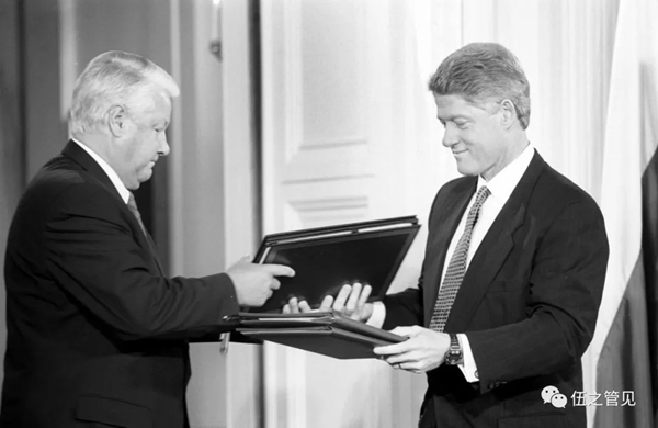 1994年9月28日，美国总统克林顿和俄罗斯总统叶利钦在白宫签署美俄两国经济及安全合作声明。这是在签字仪式后，克林顿（右）和叶利钦互换声明文本。