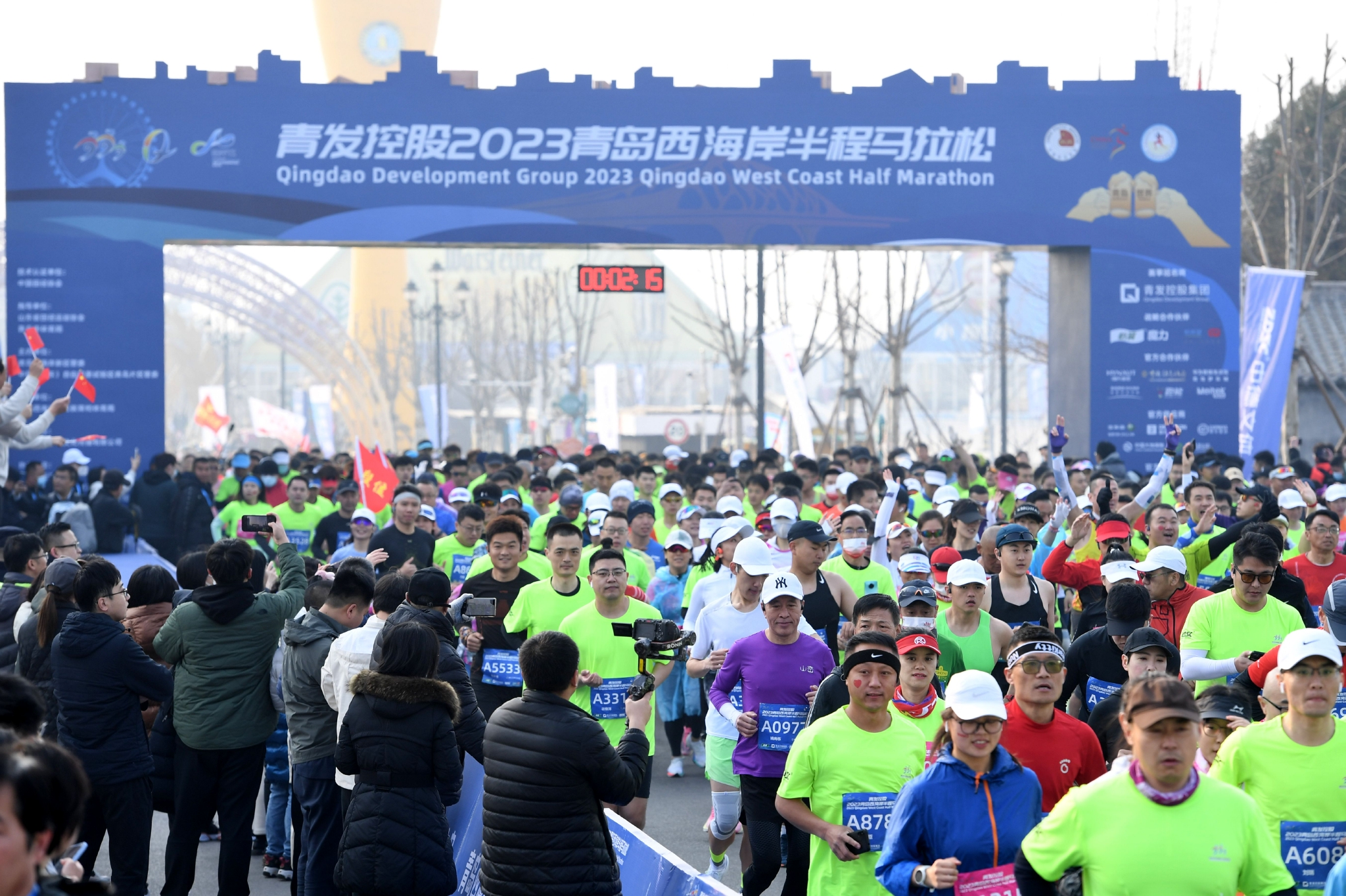 青岛西海岸半程马拉松鸣枪起跑|青岛市|马拉松_新浪新闻