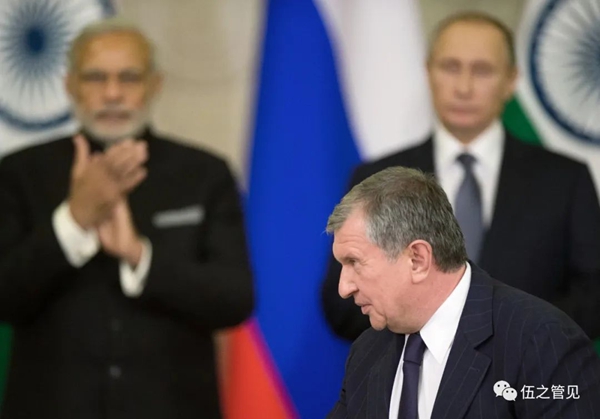 2015年12月24日，俄罗斯总统普京（后右）与印度总理莫迪（后左）在莫斯科克里姆林宫出席俄印两国多项合作协议签署仪式。