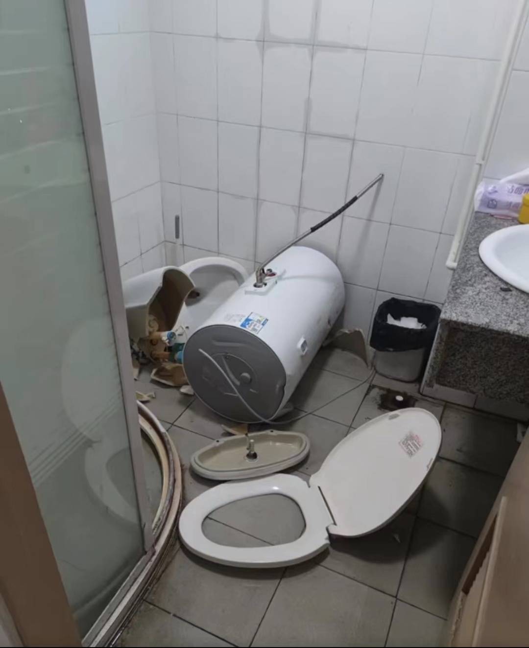 追踪到底｜上海一学校宿舍热水器装上数小时突然掉落砸坏马桶 校方尚未回应休闲区蓝鸢梦想 - Www.slyday.coM