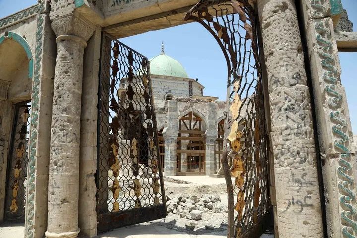这是2022年7月3日在伊拉克摩苏尔老城拍摄的努里清真寺大门。新华社发（哈利勒·达伍德摄）