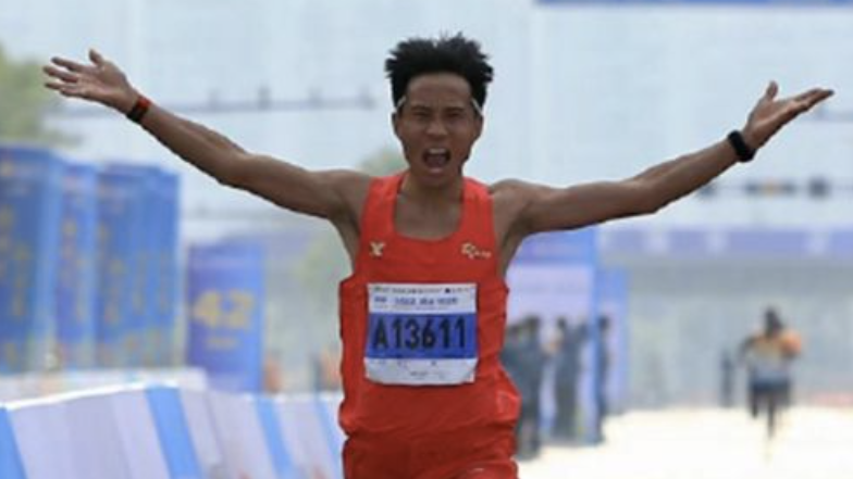 24岁的何杰创造了新的全国马拉松纪录。