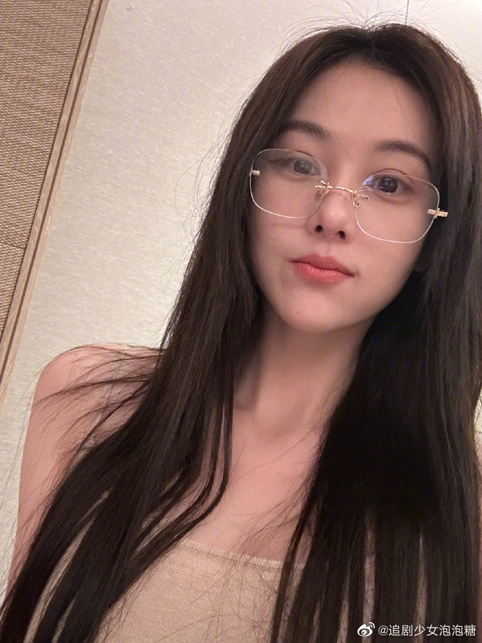 张馨予分享眼镜素颜造型随拍,素颜状态超好……|素颜|张馨予|超好