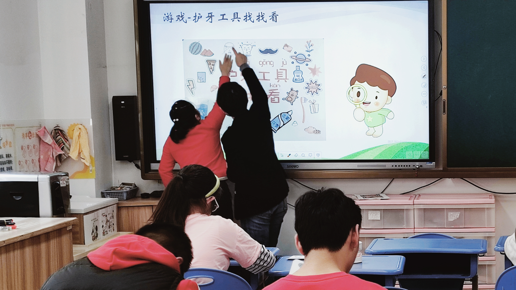 孩子们在课堂上做游戏.