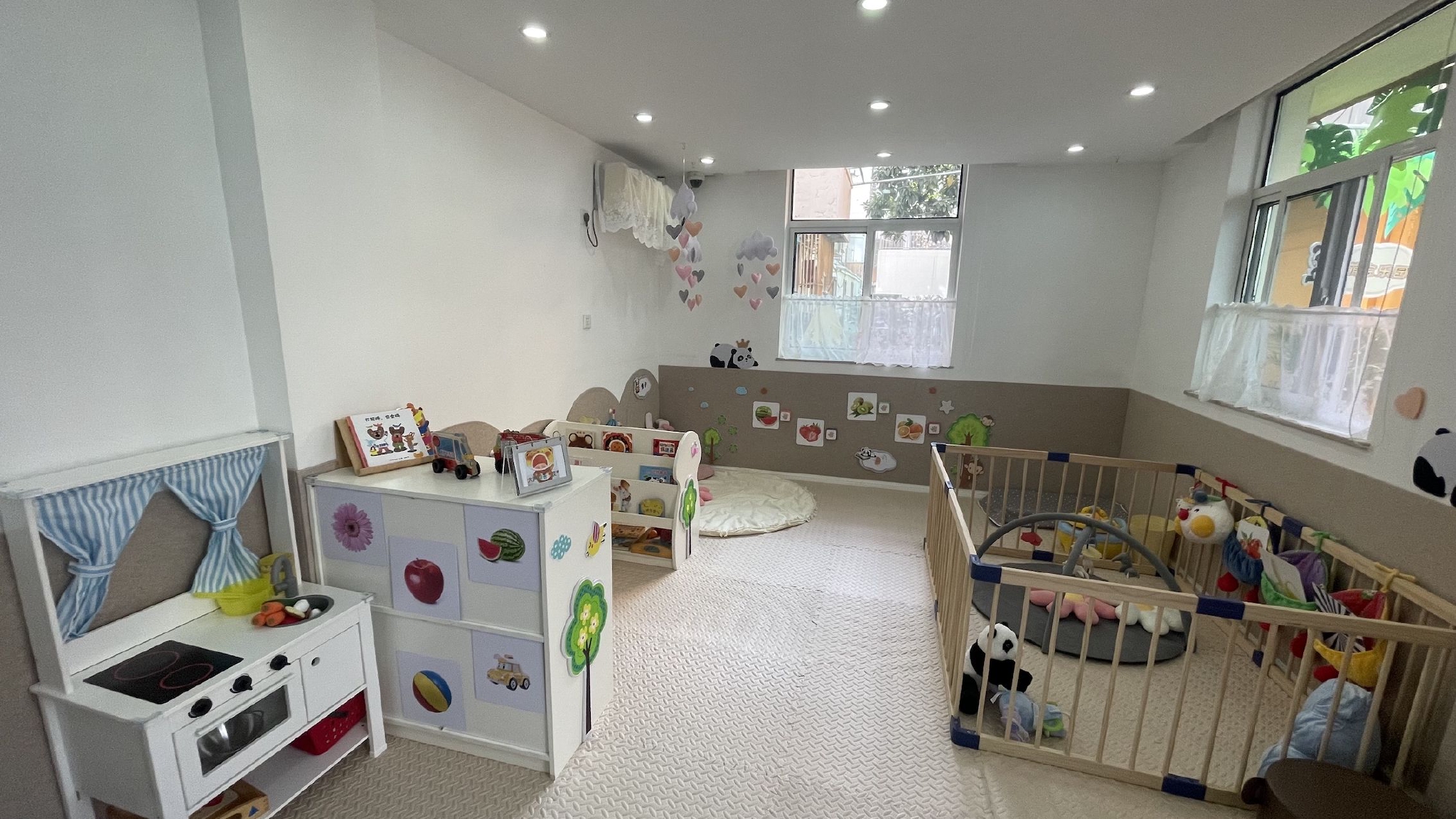 位于江宁路街道党群中心的"宝宝屋",敞亮的房间干净整洁,摆放着各种