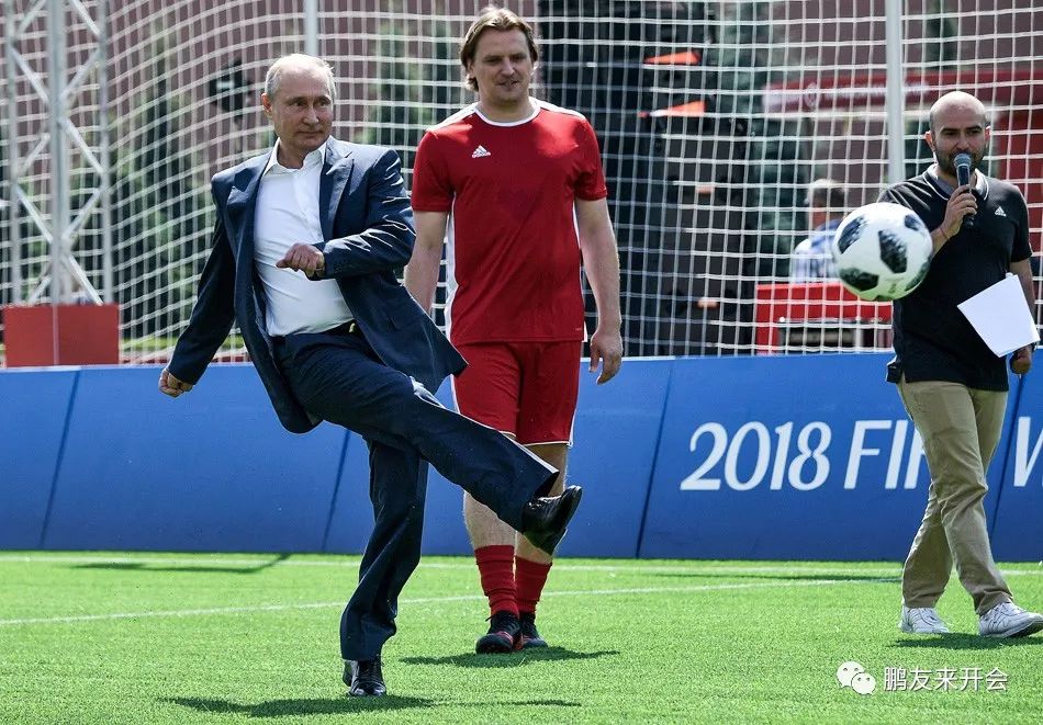 普京驾车到雪林度周末.普京雨中祭奠英烈.