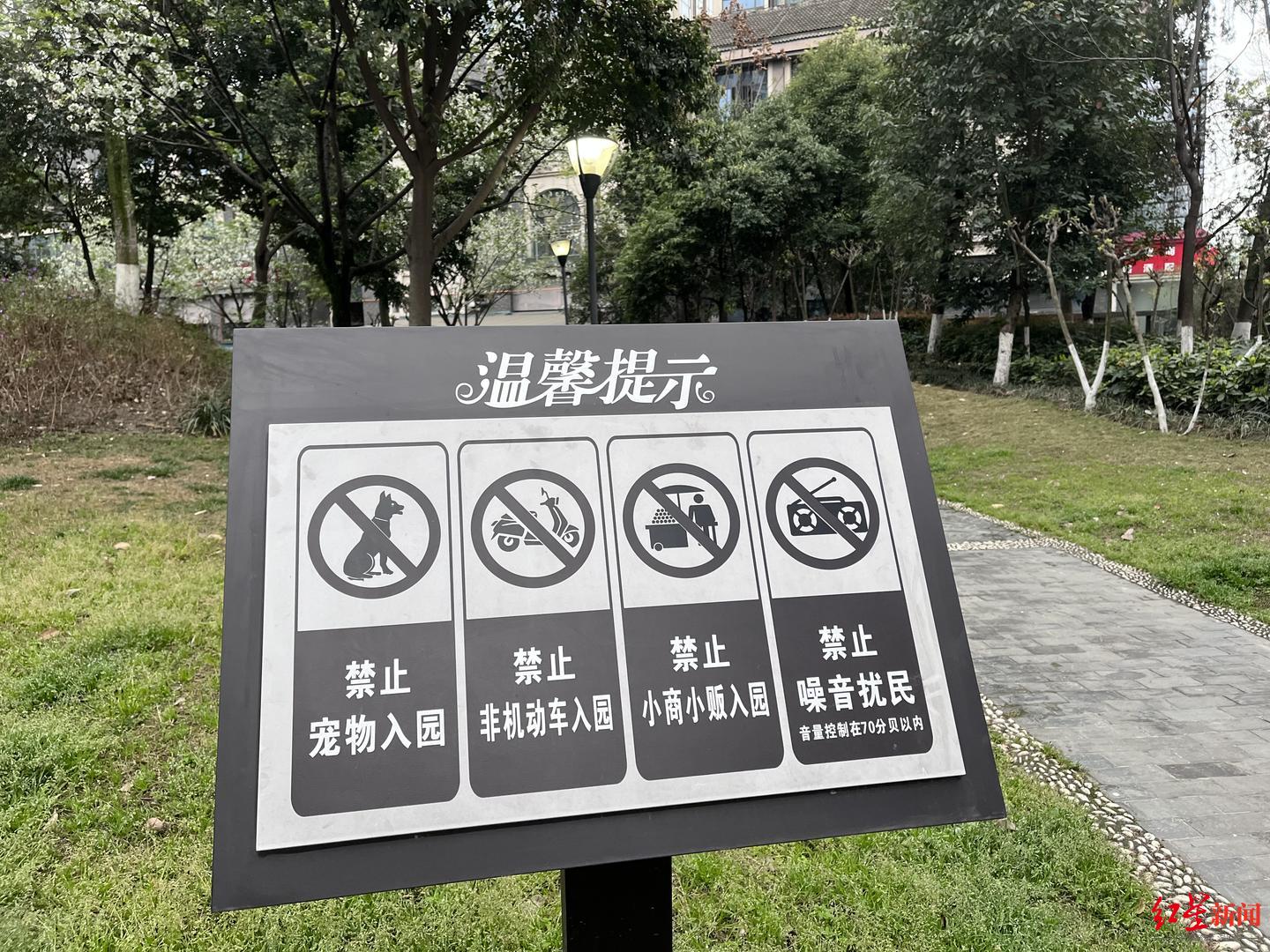 不文明行为曝光台|不牵狗绳,不清理粪便,垃圾乱扔,如此逛公园煞风景