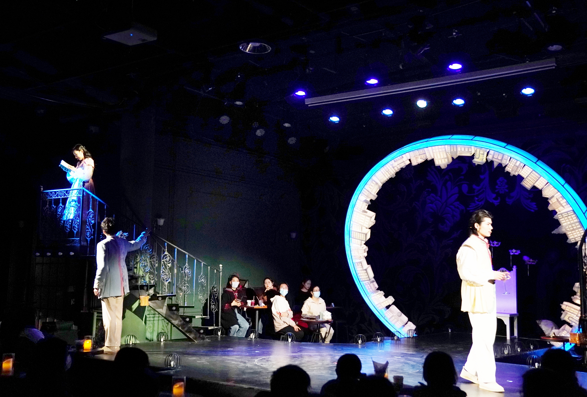 融入舞台参与表演，受年轻观众追捧 ，沉浸式演出拓展观剧新体验|大真探赵赶鹅|戏剧|现在开市_新浪新闻