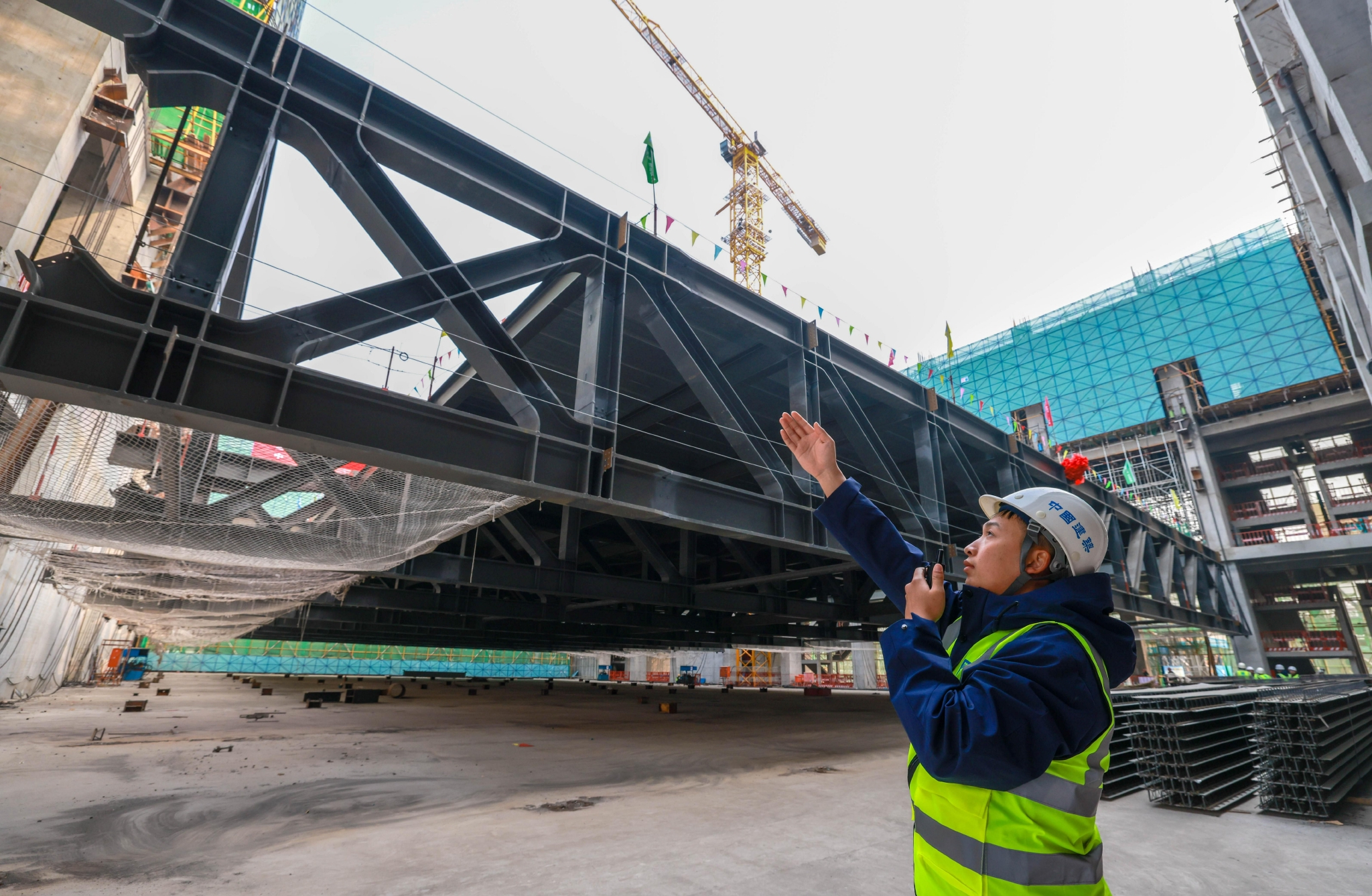 新国展二期有新进展会议中心主会场千吨级钢桁架顺利提升