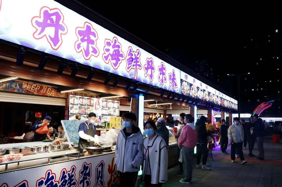 兴顺夜市汇聚全国各地美食.
