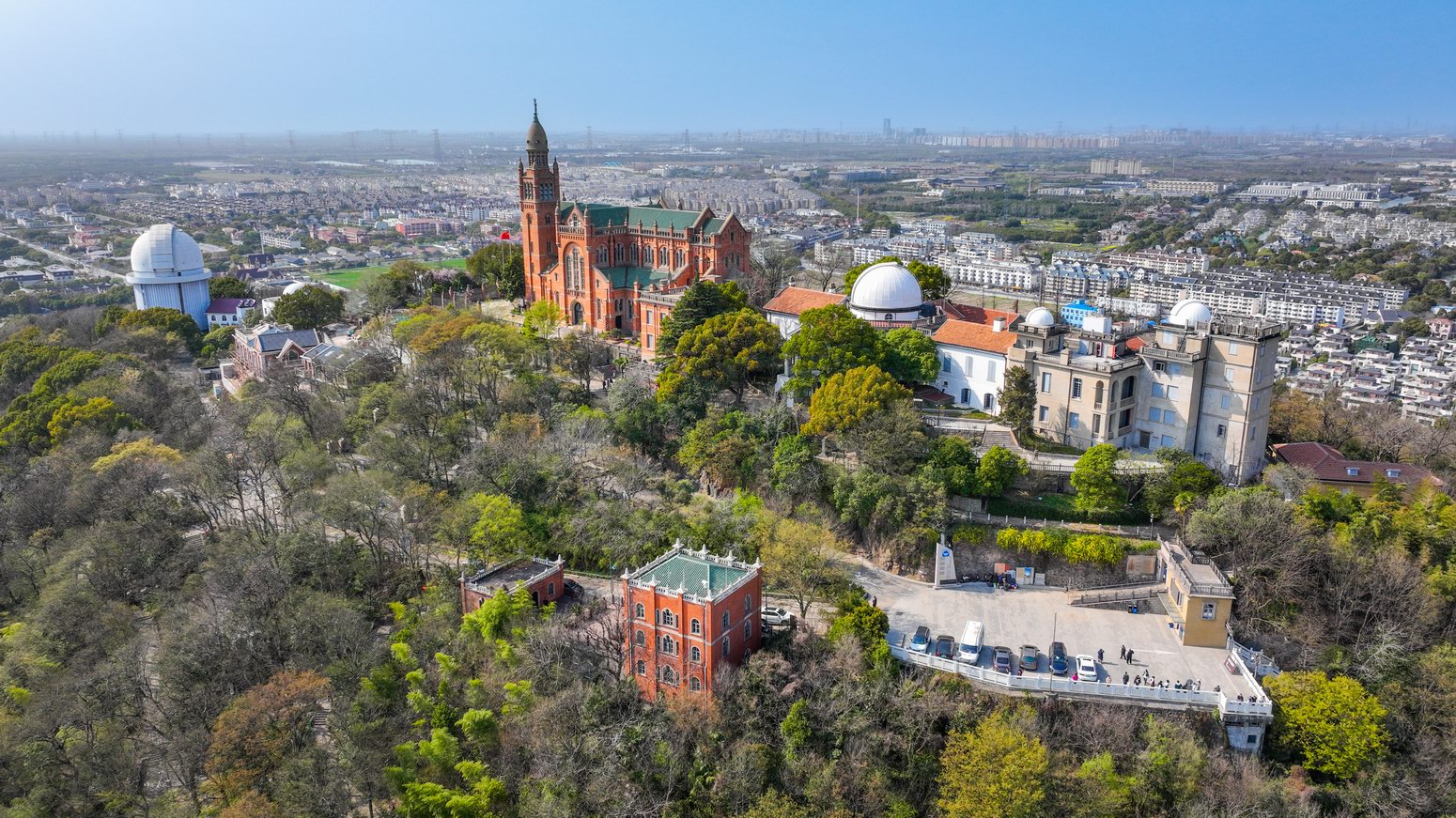 远眺佘山天文台.