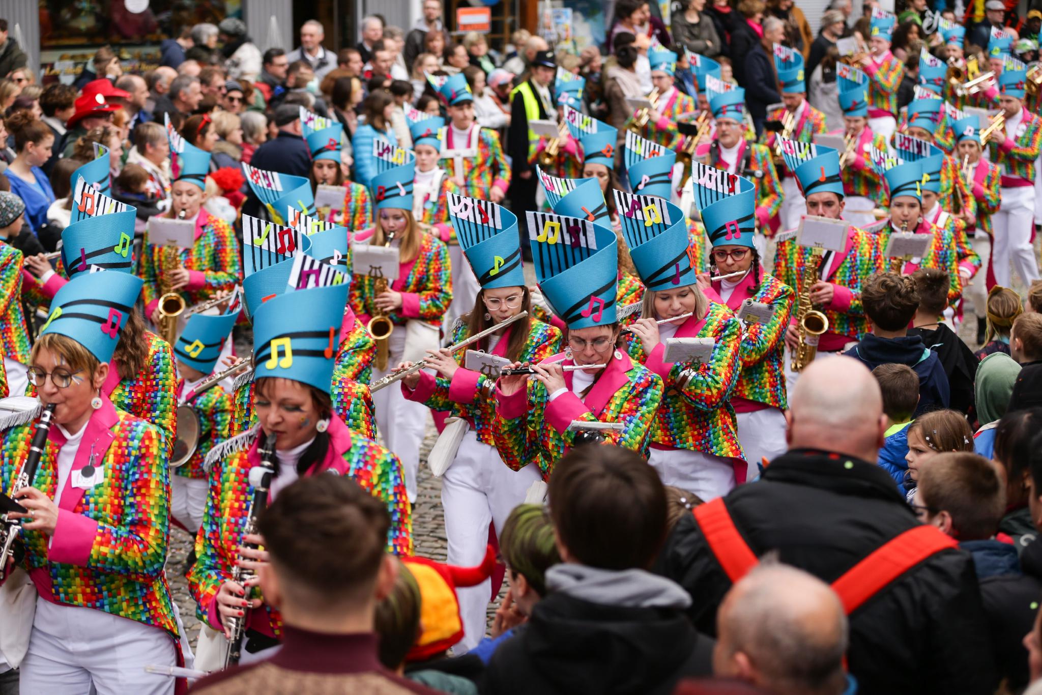 比利时斯塔沃洛举行狂欢节|比利时|新华社_新浪新闻
