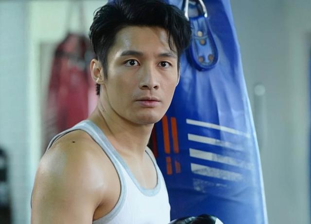 当飞机平稳落地之后,陌生女子又开始与翟威廉保持距离,瞬间变成了"最