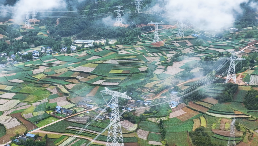 架设在崇山峻岭间的白鹤滩—浙江±800千伏特高压直流输电线.