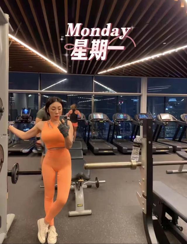 海一天小12岁老婆秀身材,曲线婀娜不似俩孩妈,穿鱼