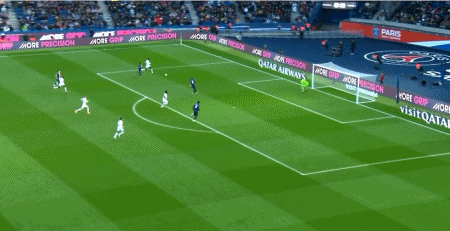 穆因加中路抢点破门。