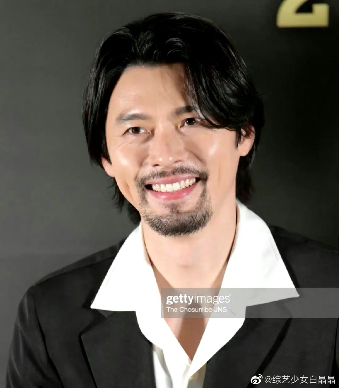 这是剧中角色需要才留的胡子,而且图片也是前段时间拍的……